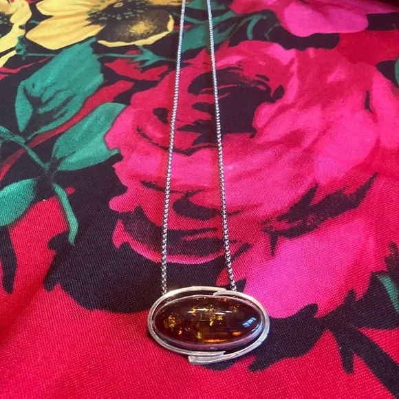 STERLING SILVER BALTIC AMBER PENDANT AND CHAIN - Picture 8 of 9